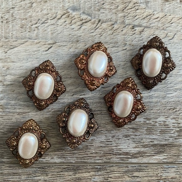 Set Lot of 6 Vintage Bronze Color Plastic Mother of Pearl Diagonal Buttons - Picture 1 of 7